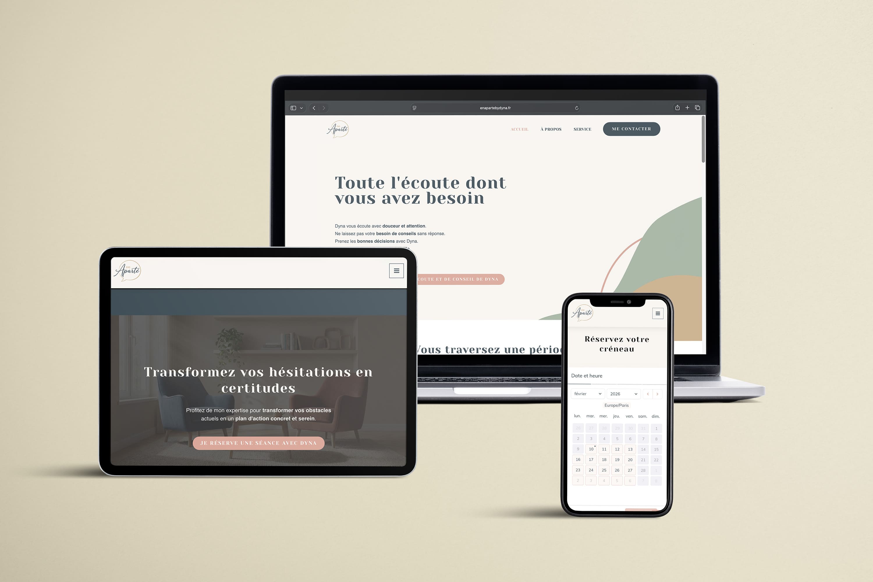 Aperçu du site web responsive En Aparté by Dyna sur desktop, tablette et mobile. Un design épuré et professionnel pour une expérience utilisateur fluide.